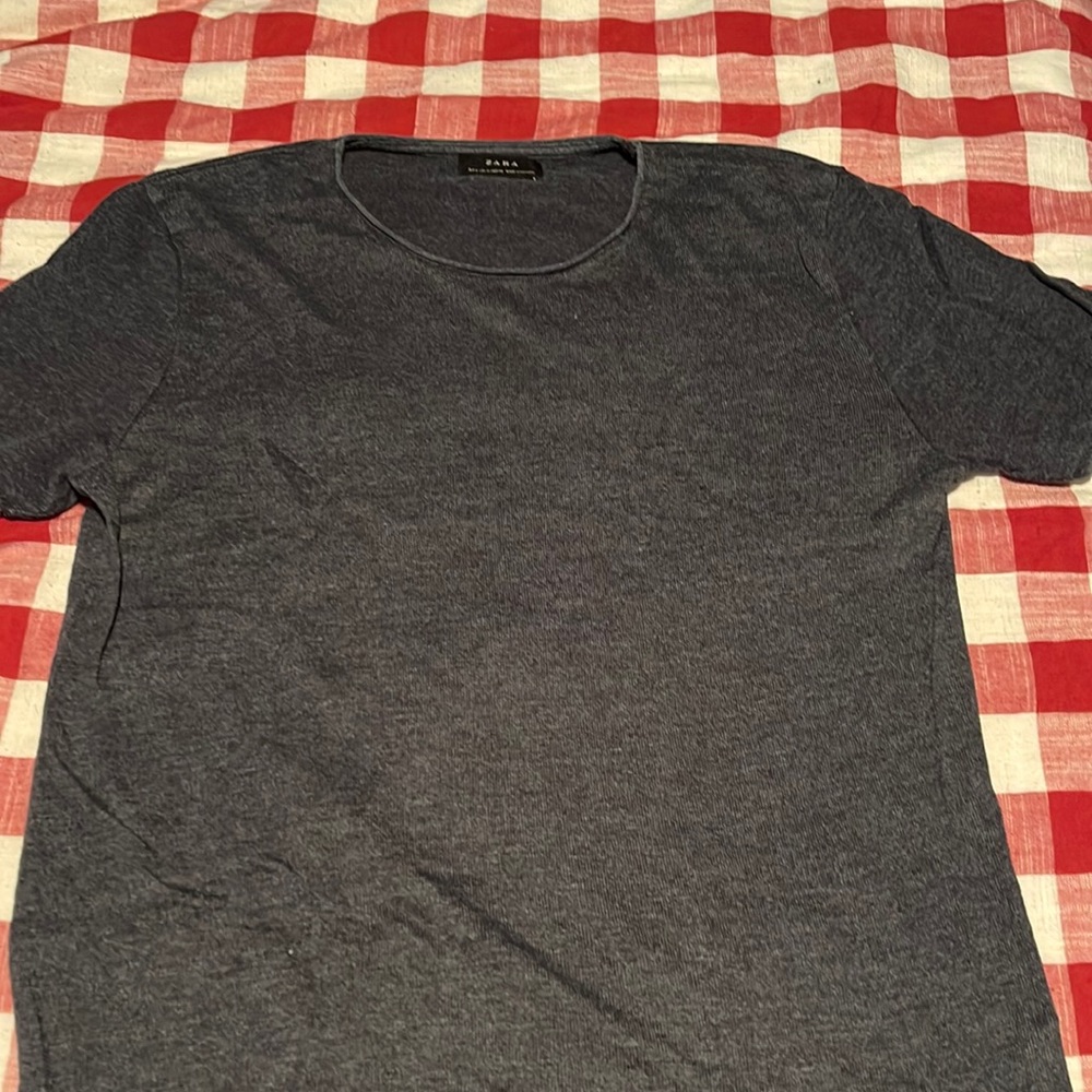 No stains or issues nice t-shirt